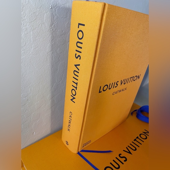 New Louis Vuitton book CATWALK coffee table collectible book - Picture 7 of 17
